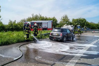 A81 / Asperg: Frisch gekaufter PKW geht an der Autobahnabfahrt in Flammen auf 